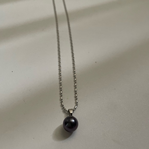 Black Pearl Pendant Necklace - Picture 3 of 5
